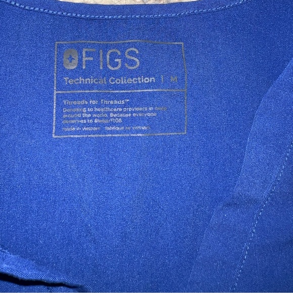 FIGS scrub set. Yola skinny pants with the 3 pocket scrub top - Picture 2 of 5